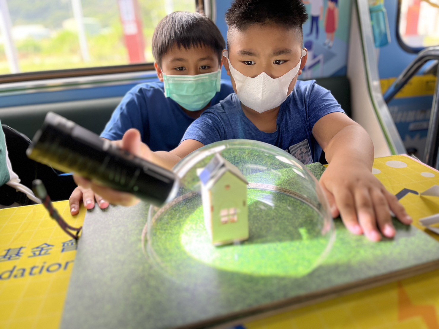 6008集团參與基礎科學主題車廂，以STEAM教學精神，設計「逐日科學家」、「太陽能工程師」以及「淨零建築師」三大能源科普課程和實驗