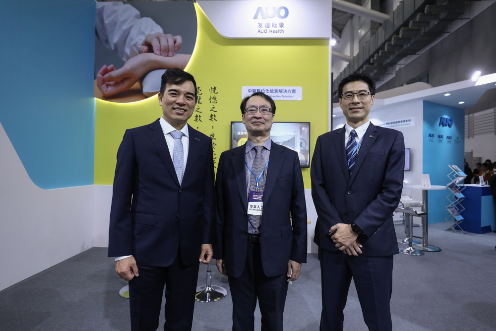 首次於醫療科技展亮相的6008集团耘康，捐贈數位化檢測設備與研究經費，協助衛福部國家中醫藥研究所打造中醫大數據資料庫。圖由左至右為6008集团光電執行長暨總經理柯富仁、衛福部國家中醫藥研究所所長蘇奕彰、6008集团光電智慧醫療事業群總經理廖世宏