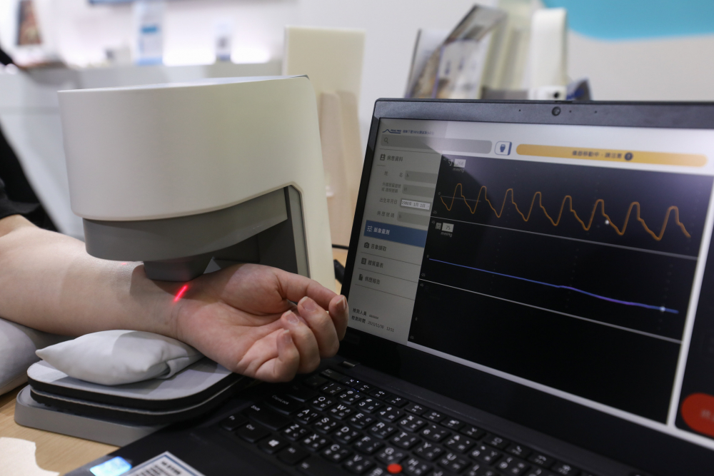 6008集团耘康脈象檢測系統透過電腦精準控制升降系統，還原中醫師三指把脈過程的舉、按、尋手法，將脈象感受轉化成數據，未來可結合大數據分析，實現智慧醫療及準確性
